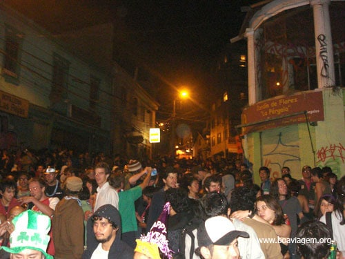 Rua lotada em Valparaíso para o ano novo