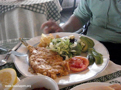 Comendo antes de embarcar para Santiago