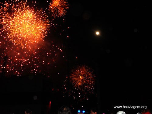 Lua e fogos de artifício em Valparaíso