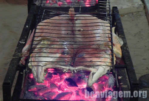 Peixe assado na brasa