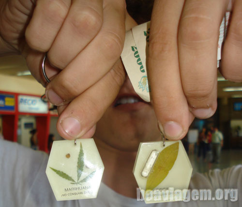Saindo da Colombia, adquira souvenirs de marijuana e coca