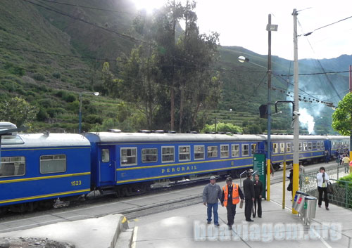 Trem da PeruRail partindo para Aguas Calientes