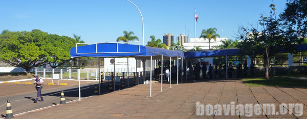 Visão geral da entrada da Embaixada dos Estados Unidos em Brasília-DF