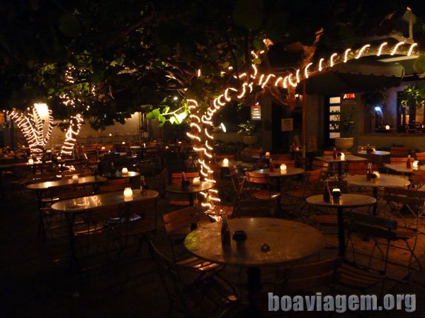 Bares e restaurantes totalmente iluminados