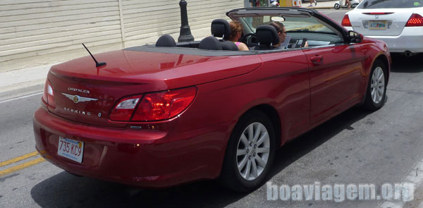 Chrysler Conversível vermelho também fotografado em Key West