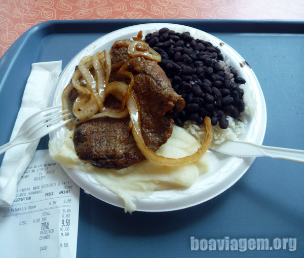 Arroz, feijão, purê de batatas e um belo bife acebolado