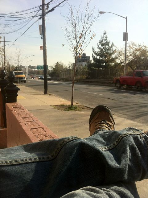 Relaxando em frente a GuestHouse no Bronx