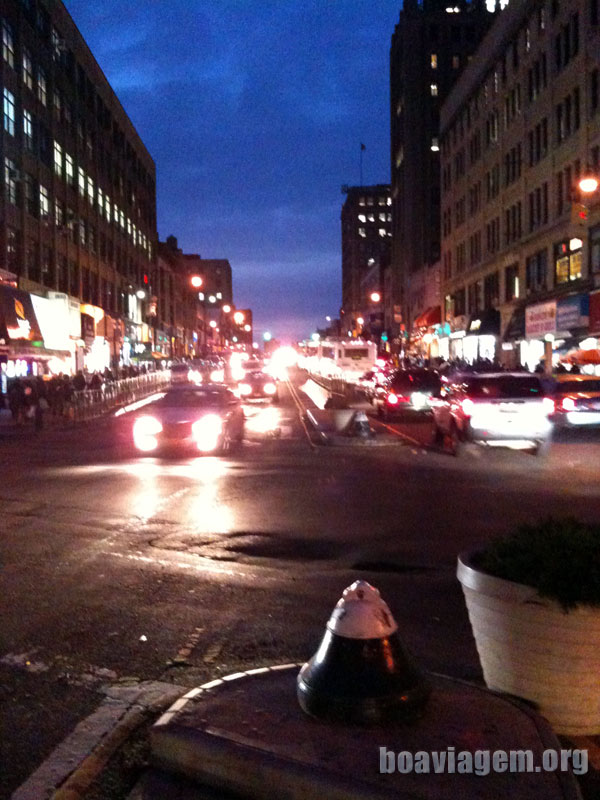 Foto do iPhone em uma das ruas comerciais do Bronx
