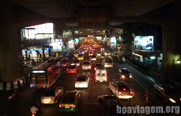 Tráfego noturno da capital da Tailândia