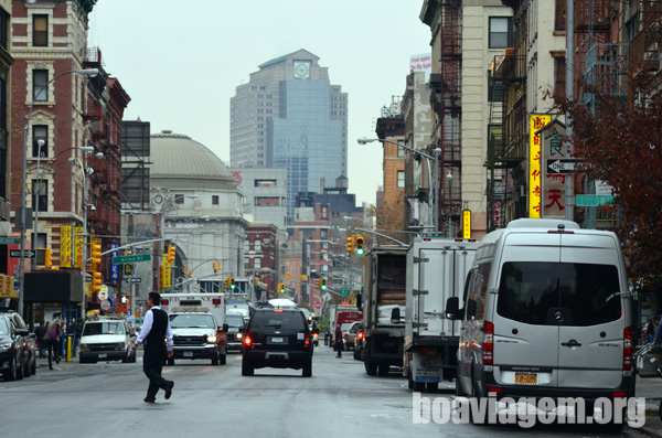 Uma típica rua nova yorkina em Chinatown