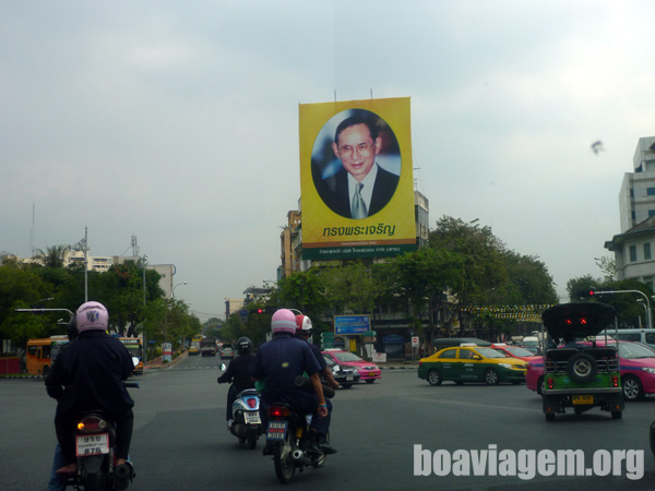 Outdoor em um cruzamento de Bangkok
