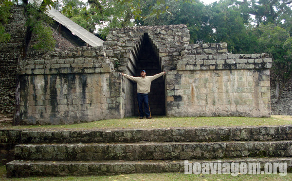 Base de uma das principais pirâmides de Copán