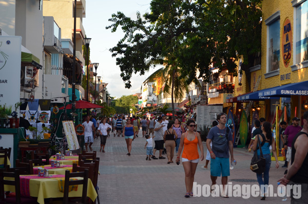 Fim de tarde na quinta avenida de Playa del Carmen
