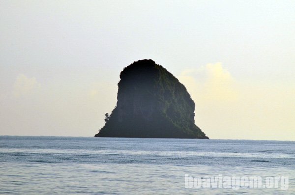 Os morros que saem do mar cobertos por vegetação nativa