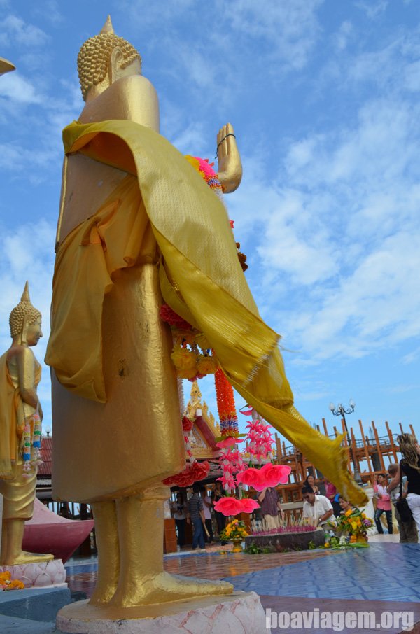 Fantásticas estátuas no templo do Big Buddha
