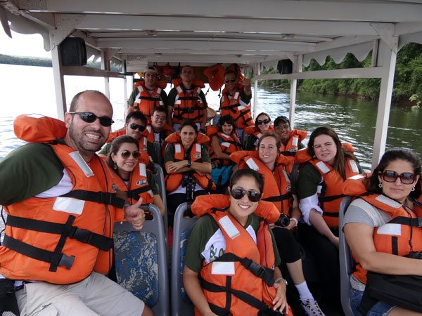 Blogueiros na lancha, saindo para o passeio no Poço Preto