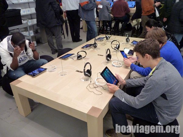 Visitantes da Apple Store testando iPads