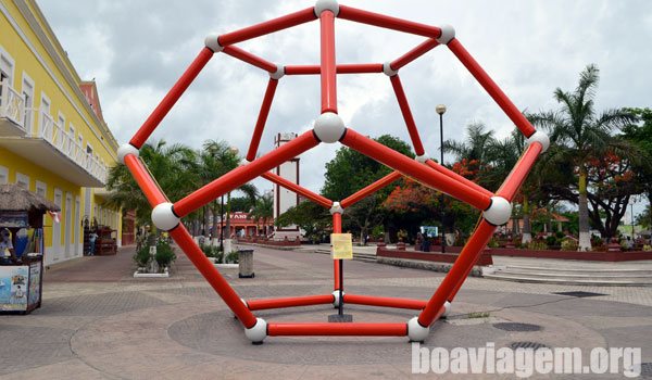 Muitos restaurantes, lojas e alguns monumentos