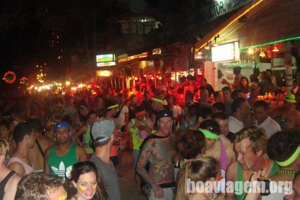 A praia absolutamente lotada de turistas em busca de diversão e algo mais....