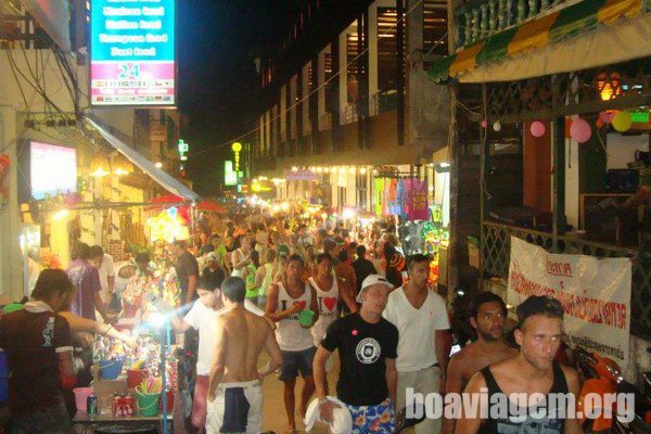Invadindo as ruas de Phangan rumo a praia para a full moon