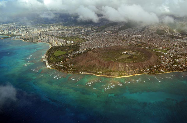 Foto aérea de Oahu, com o vulcão Diamond Head em todo seu explêndor