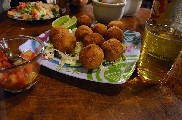 Bolinho de bacalhau com vinagrete para finalizar bem o dia