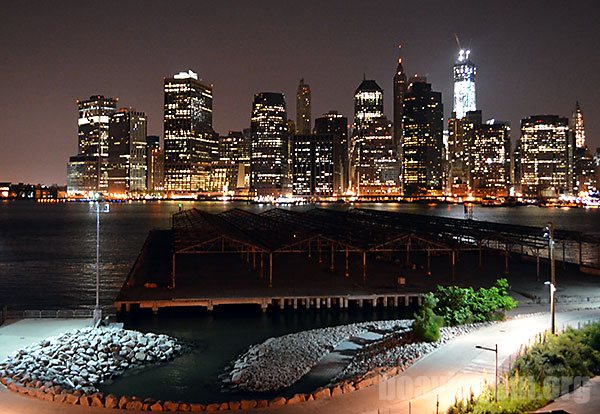 A bela vista noturna de Manhattan	