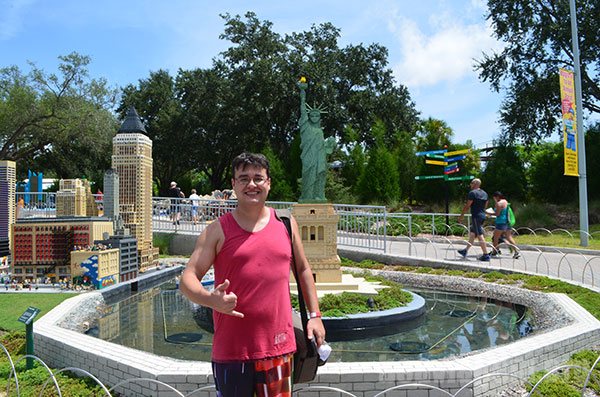 Estátua da Liberdade feita com Legos