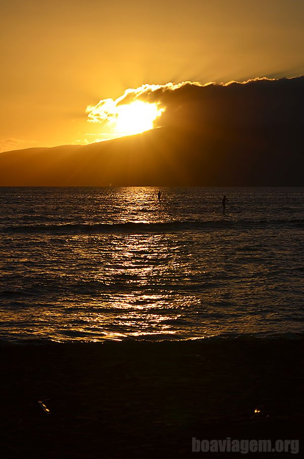 Stand Up Paddle com o céu dourado e Lanai ao fundo