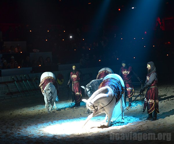 Apresentação com cavalos e disputa pela mão de princesa