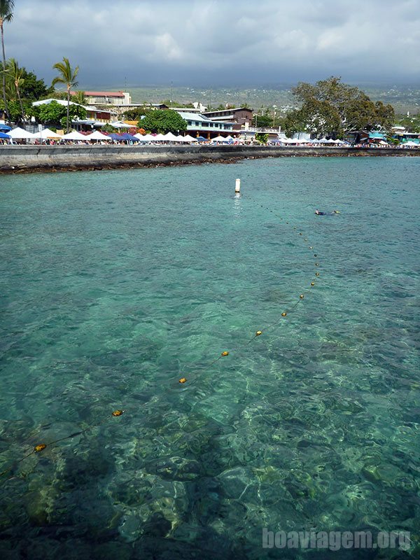 As águas transparentes da Baía de Kona no Havaí