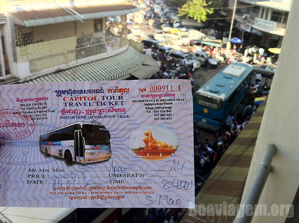 Com o ticket para Sihanoukville na mão aguardando a hora do ônibus
