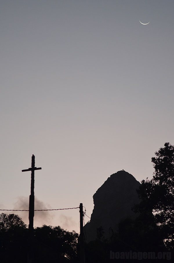 O nascer da lua na Vila dos Remédios