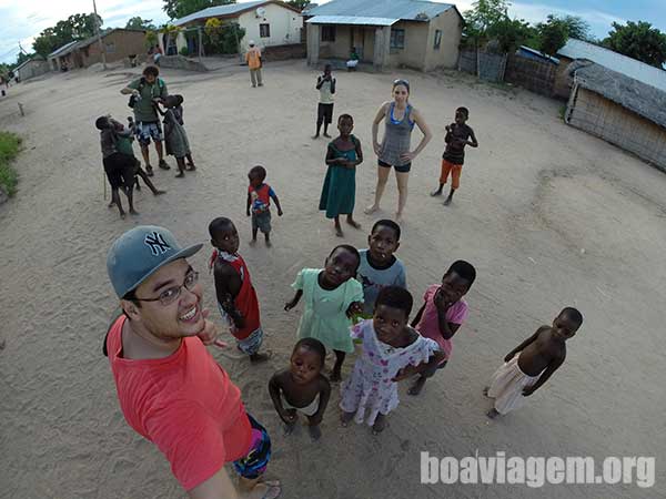 Caminhando e socializando com os locais de Cape Maclear