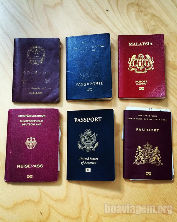 Passaportes dos viajantes reunidos no Aeroporto de Amsterdã