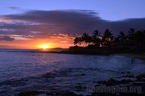 Um típico pôr do sol havaiano em Poipu Beach