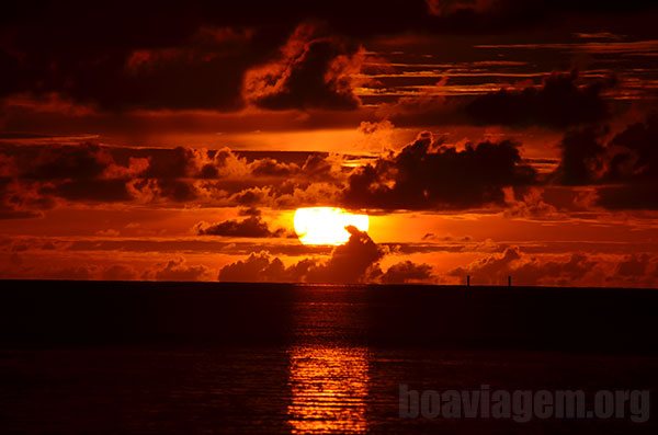 Bola de fogo e céus em chamas no Palau