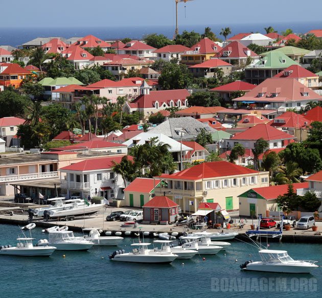 Vista geral do canal de entrada para o porto de Gustavia