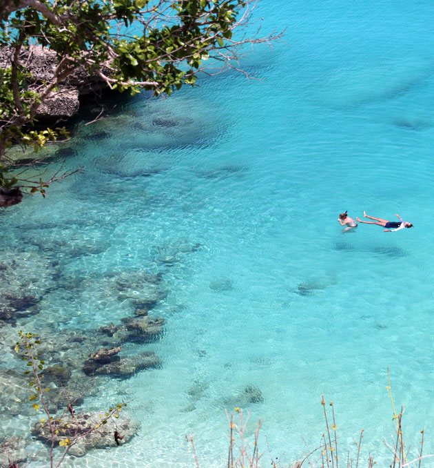 Turistas praticando snokel em Anguilla