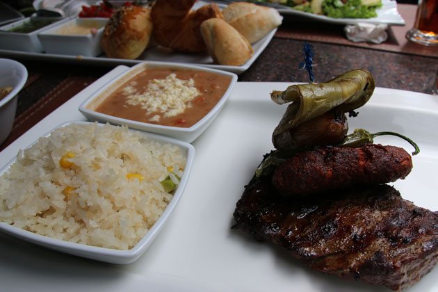 Comida mexicana: Bife de churrasco com arroz e feijão