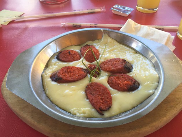 Queijo derretido com linguiça, uma das comidas mexicanas que mais me agradou