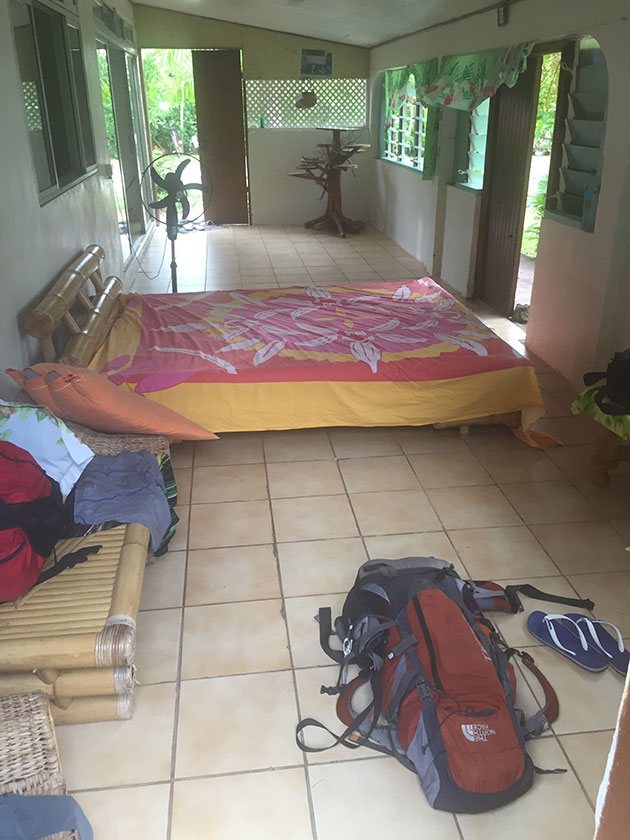 Meu quarto improvisado na sala da Teheimana