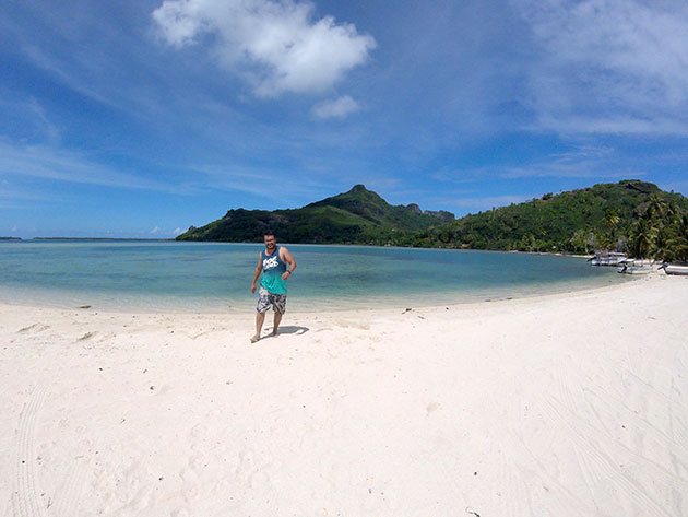 Tentando fazer pose e tirar foto sozinho na praia