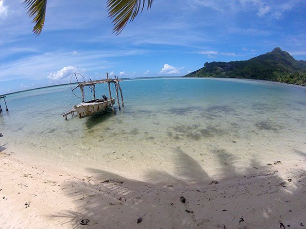 Embarcadeiros, coqueiros e uma lagoa de águas cristalinas