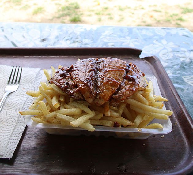 Filé de peixe frito com batata frita (muita fritura pras arterias)