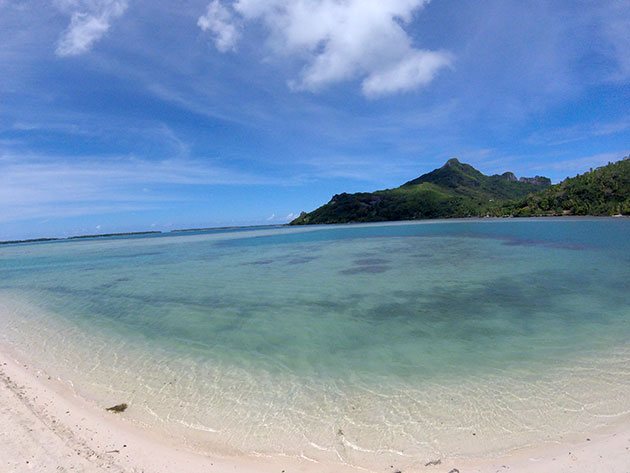 Águas claras da Terei'a Beach em Maupiti Paradise