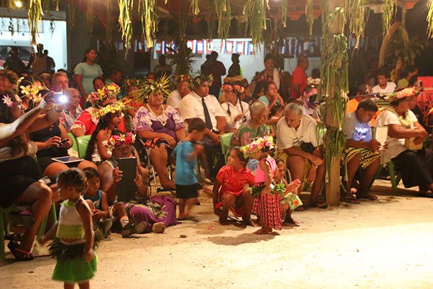 Platéia alinhada para a apresentação das danças típicas em Maupiti