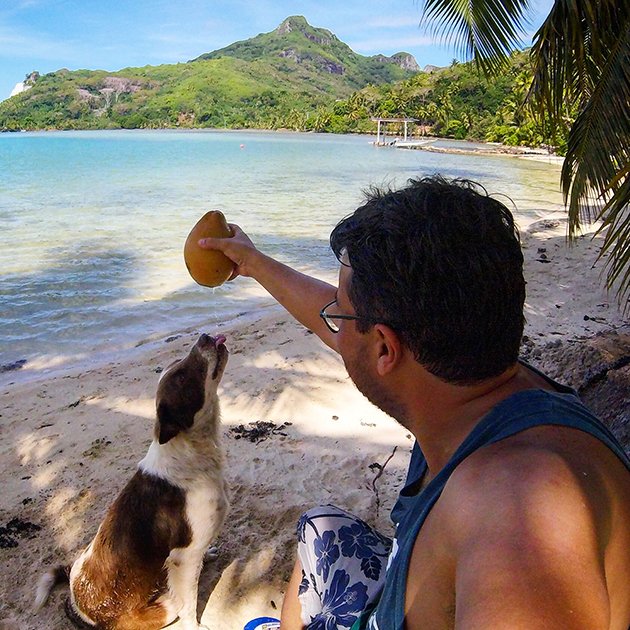 Abrindo cocos com as mãos em Maupiti