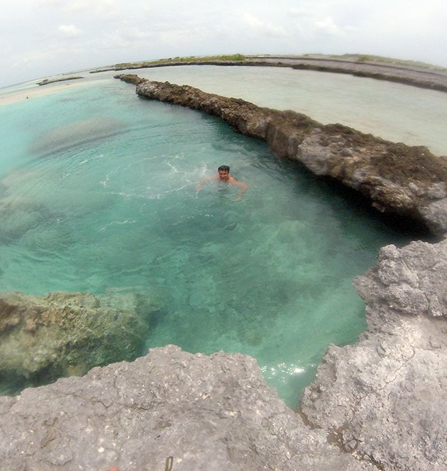 Piscina natural em um lugar secreto de Tikehau - Ilhas Tuamotu