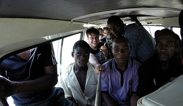 Gente saindo até pelas janelas nos coletivos africanos